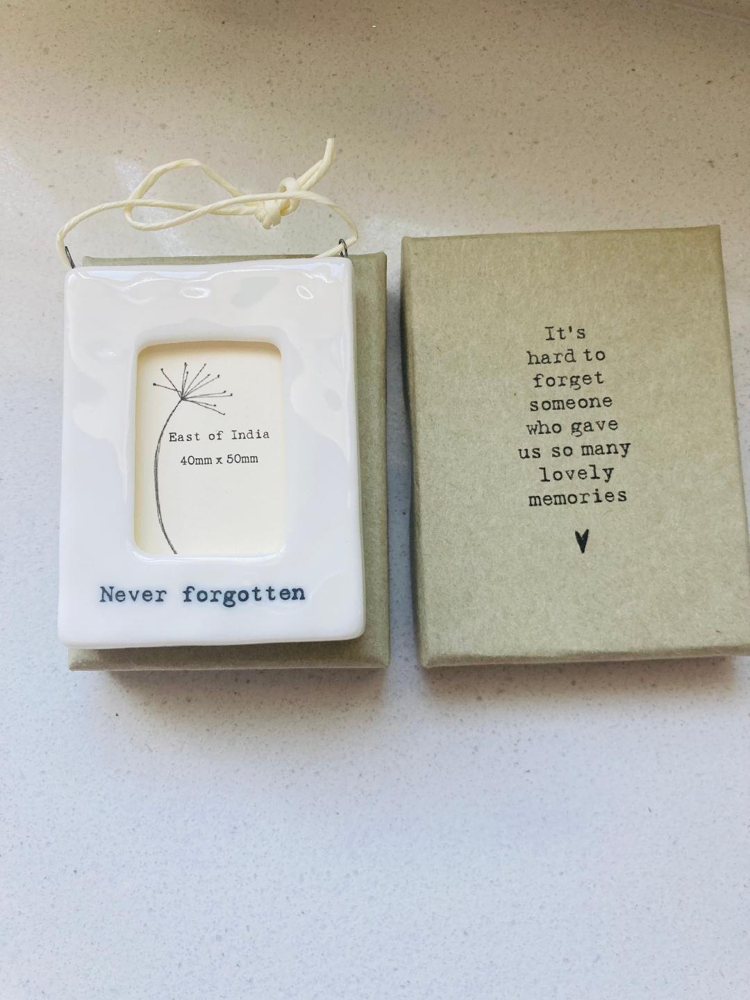 Mini hanging frame-Never forgotten
