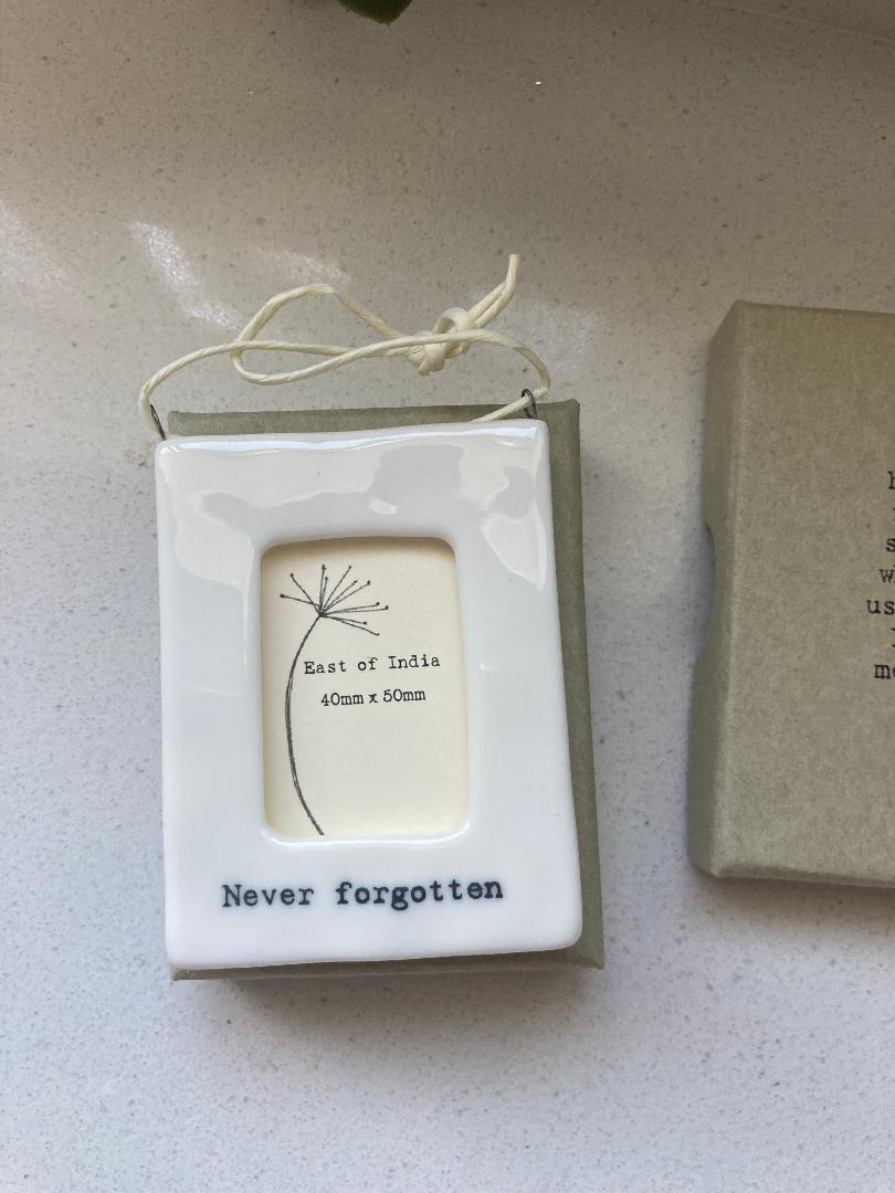 Mini hanging frame-Never forgotten